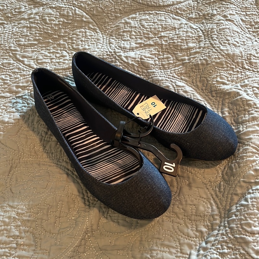 NWT Time and Tru blue ballet flats. Size 10